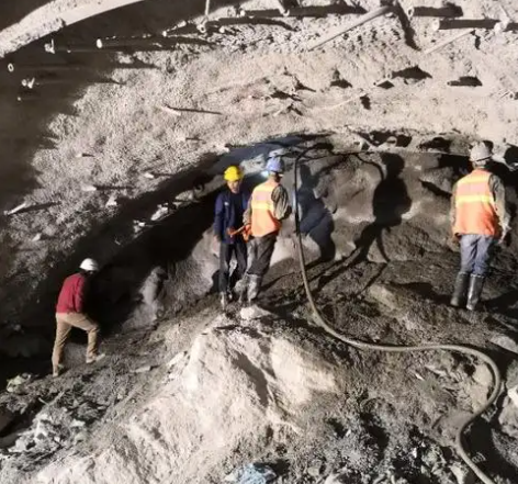 和舍镇拱顶带模注浆料的施工流程及注意事项